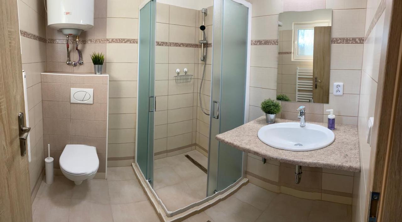 Apartmany Nad Parkem Broumov Exterior photo